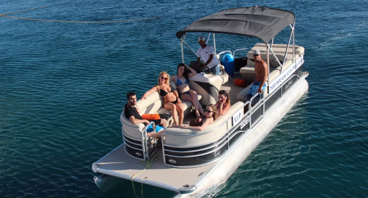 Self-driving pontoon boat - Image 1